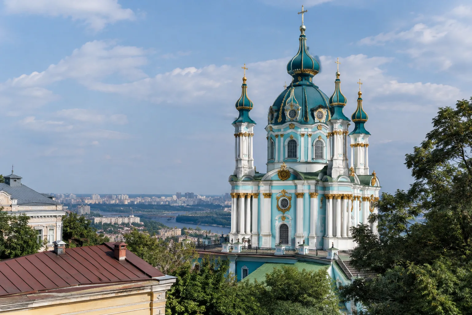 Барокове оздоблення фасаду й бані Андріївської церкви