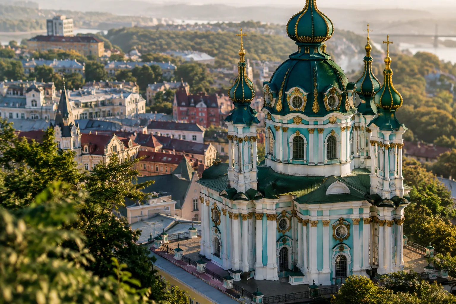 Загальний вигляд Андріївської церкви на пагорбі в Києві